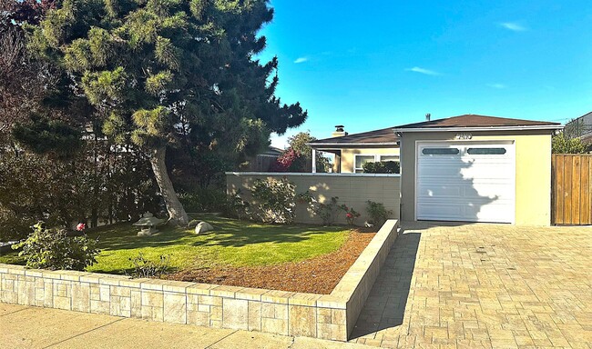 Building Photo - Charming 2+1 PDR hills home w/ large lot. Jacuzzi, decks, fireplace, view, walk to the beach!