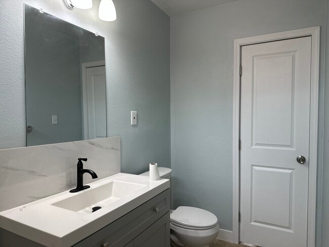 Photo - 6052 Fishburn Ave