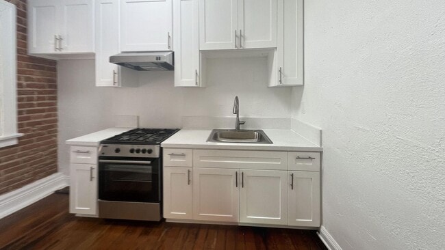 Photo - Leeward Apts...New York Style..Gorgeous Newly Remodeled!