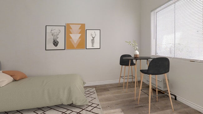 Photo - 647 W 18th St