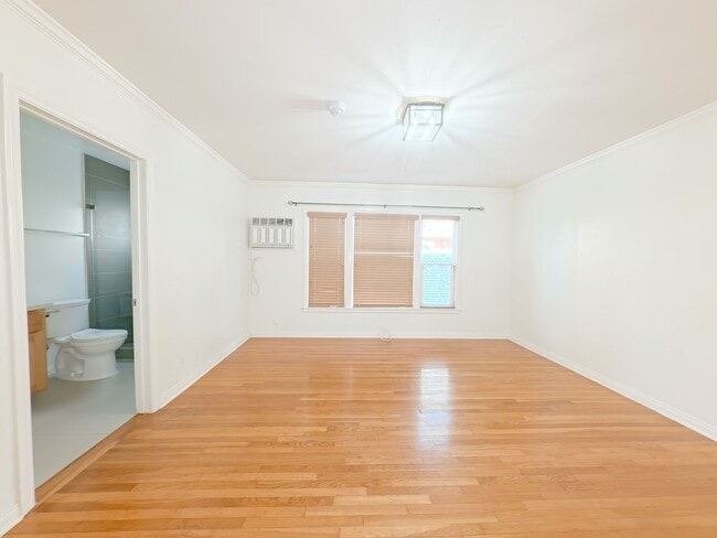 Building Photo - 442 Kelton Ave Unit 442