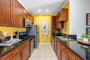 2BR, 2BA - 984SF - Kitchen - Da Vinci