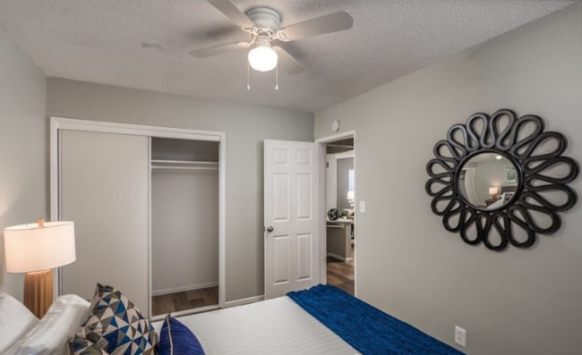 Photo - 4461 Menlo Ave