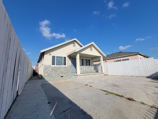 Photo - 1315 W 101st St