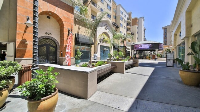 Building Photo - Beautiful 3 Bed/ 2.5 Baths Condo Unit 425