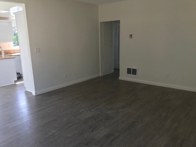 Living room - 2016 Ruhland Ave Unit # D