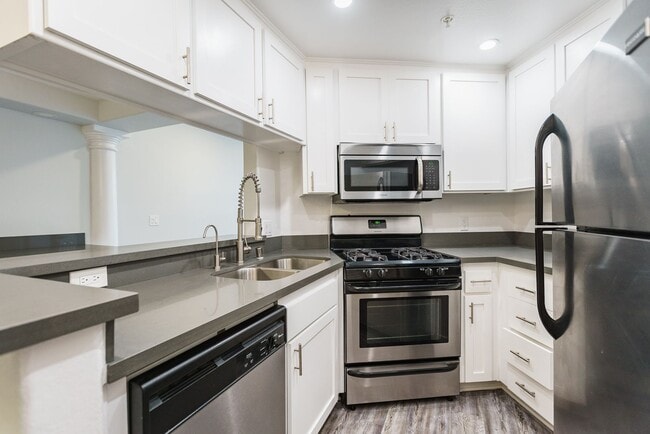 Photo - 114 North Doheny Drive