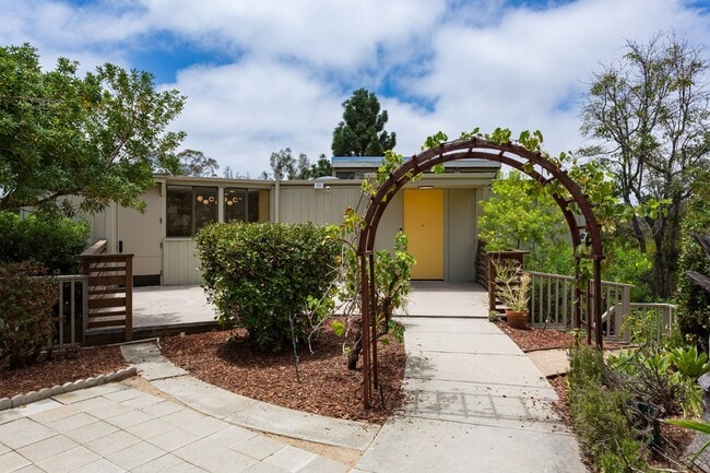 Building Photo - Renovated Post-Modern with Sweeping Canyon Views