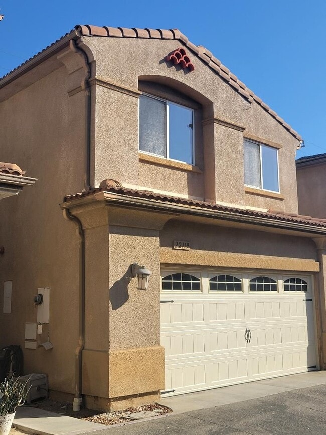 Building Photo - BEAUTIFUL SPACIOUS TOWNHOUSE IN GREAT LOCA...