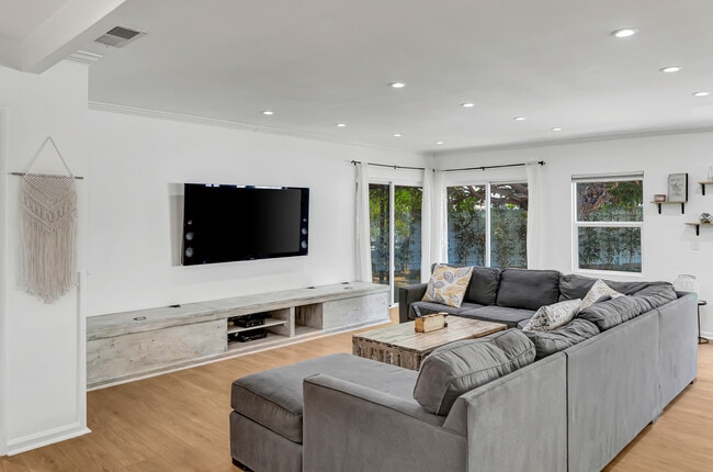 Photo - 7700 Oakdale Ave