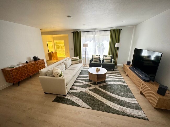 Photo - 400 S Flower St