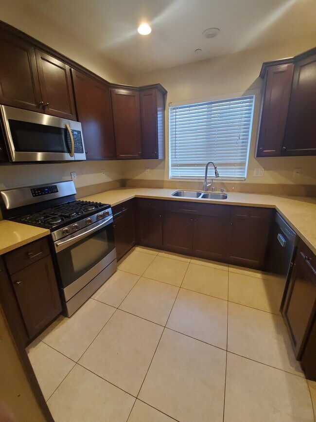 Photo - 14639 Sylvan St Unit 2