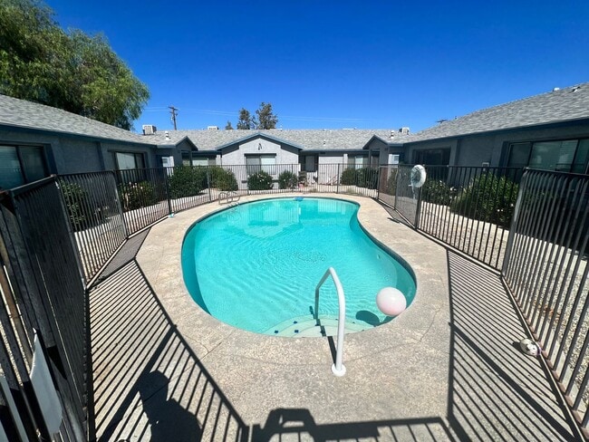 2 Bedroom 1.5 Bath w Pool - 2 Bedroom 1.5 Bath w Pool Apartment Unit 05