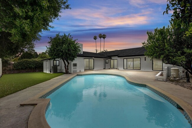 Photo - BEAUTIFULLY REMODELED, 5BD/4BA ENTERTAINER...