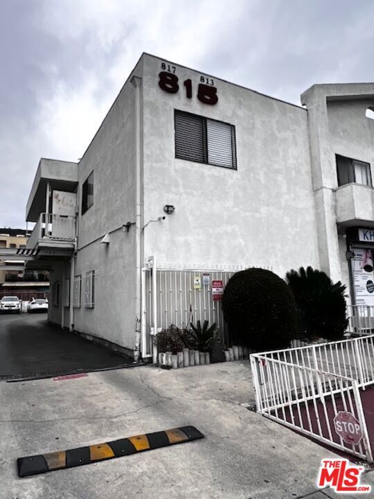 Building Photo - 815 S Ardmore Ave Unit 202