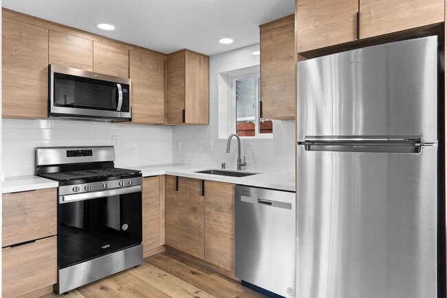 Photo - 2055 Thomas Ave