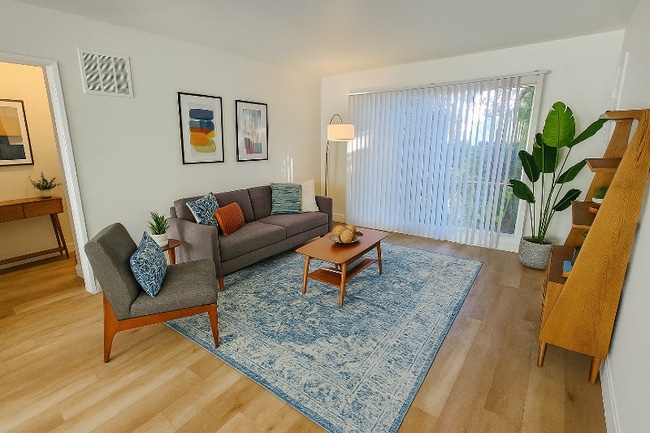 Building Photo - 638 N W Knoll Dr