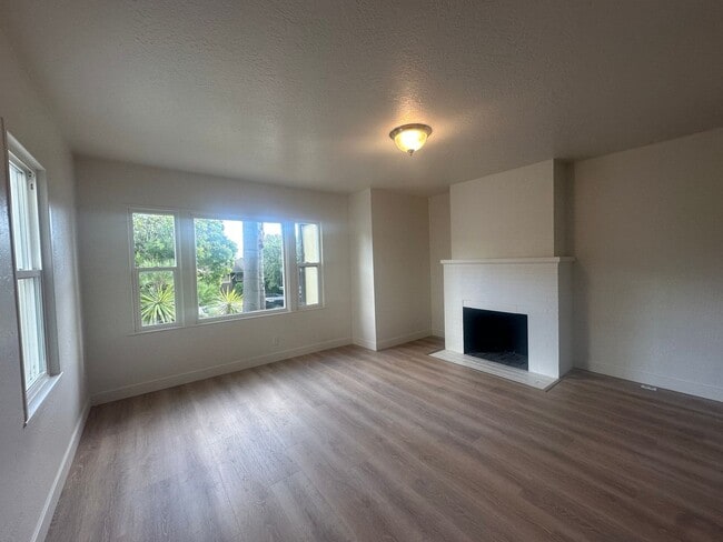 Photo - 413-413-413-412 Montgomery St Unit 413 1/2 Montgomery