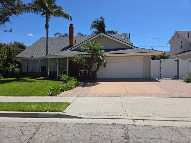 Building Photo - Spacious East Ventura 4 Bedroom 2 Bath Pool Home