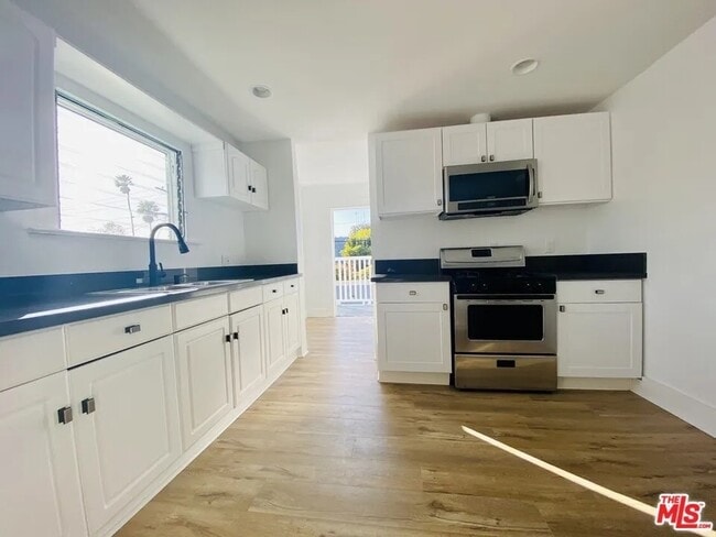 Photo - 651 Angelus Pl Unit B