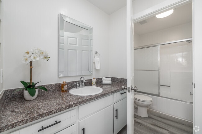 2BR, 2BA - 912SF - Bathroom - 825 S. Hobart Blvd. Unit 213