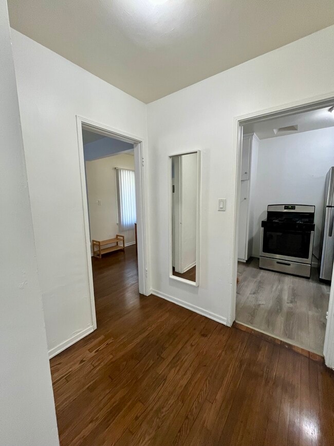 Building Photo - 937 Maple St Unit B