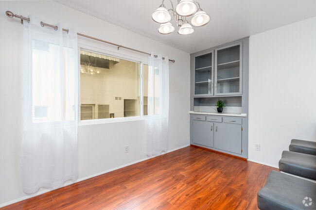 2BR, 2BA - 1,100SF - Dining Room - 325 E Stocker St