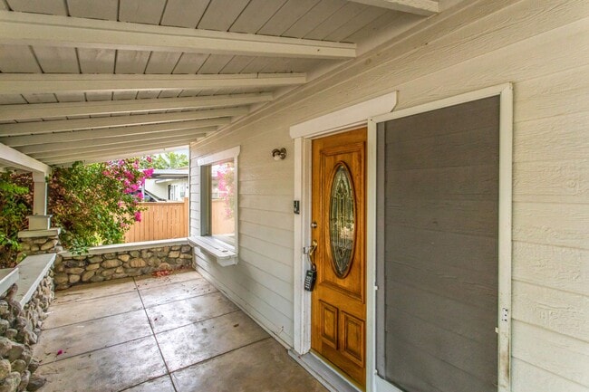 Building Photo - Charming 1-bedroom backhouse in Mentone!