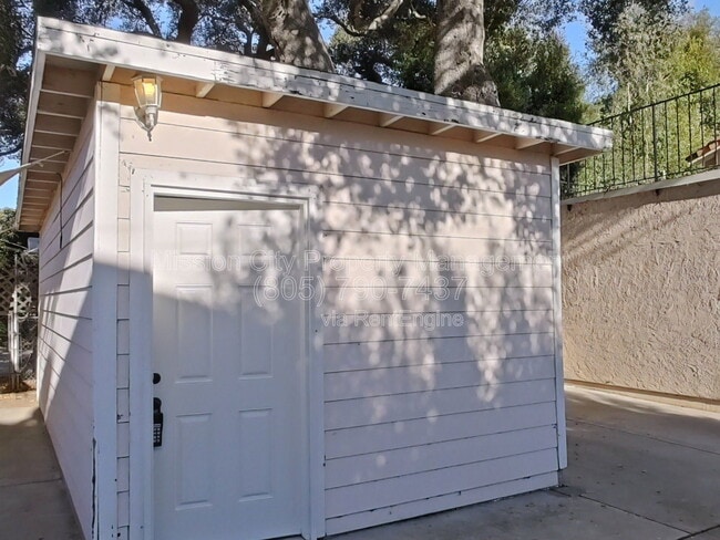 Building Photo - 916 San Andres St