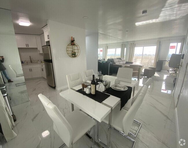Building Photo - 8400 De Longpre Ave Unit 311 Rental