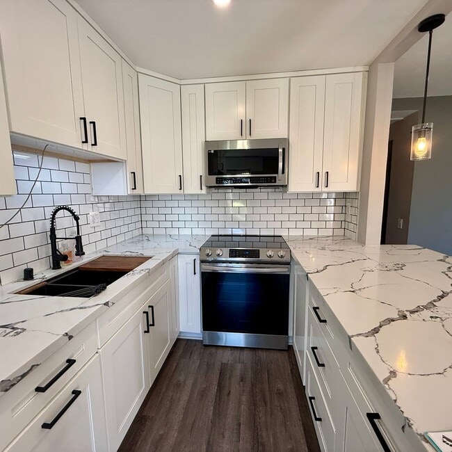 Building Photo - Stunning 2 bedroom, 1.5 bathrooms, 2 story townhouse for rent in Allure Condos in Serra Mesa! Unit 139