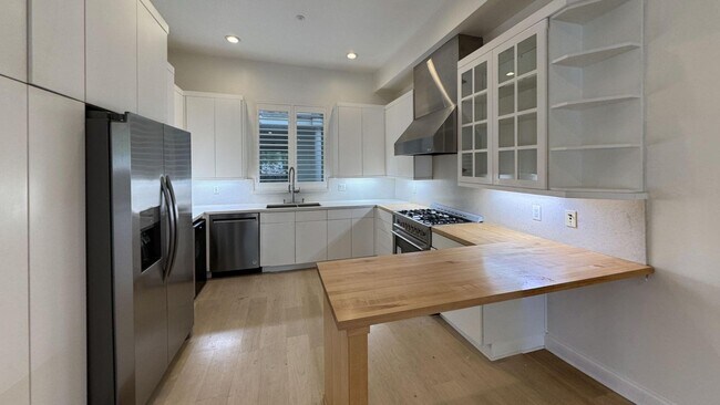 Photo - 16000 Sunset Blvd