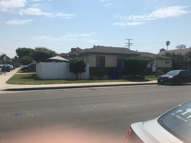 Photo - 114 W B St
