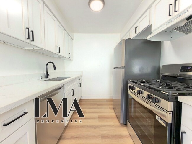 Building Photo - 8208 Romaine St Unit 1a