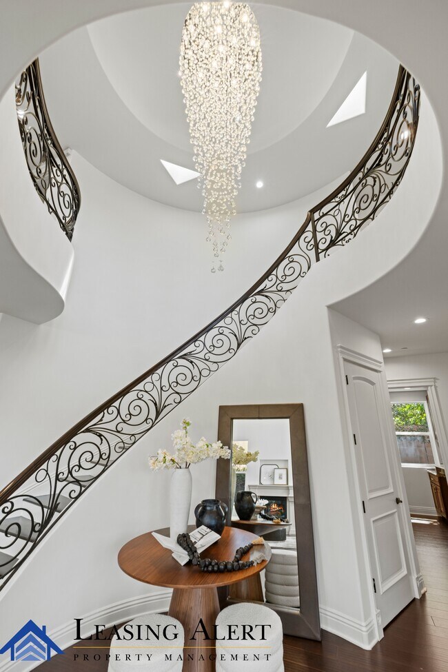 Photo - 5011 Hayvenhurst Ave