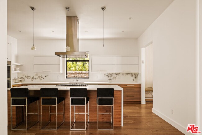 Photo - 5062 Woodley Ave