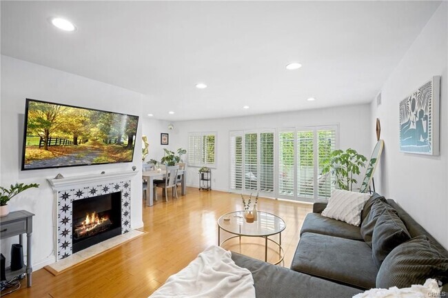 Building Photo - 2345 Roscomare Rd Rental