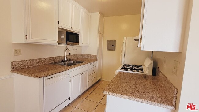 Photo - 818 7th St Unit 9