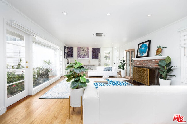 Photo - 1110 W Muirlands Dr