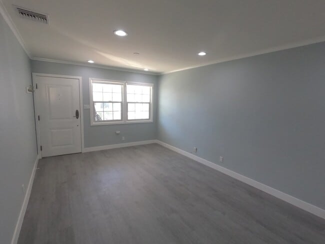 Building Photo - 2551 N Lincoln St Unit 2553