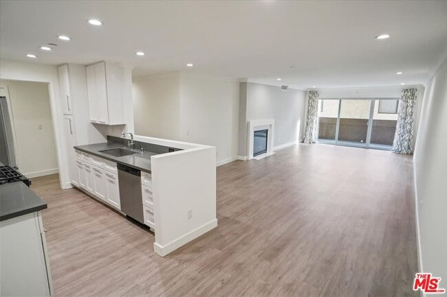 Building Photo - 5260 Bellingham Ave Unit 207