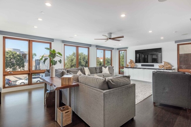 Photo - 716 Manhattan Ave