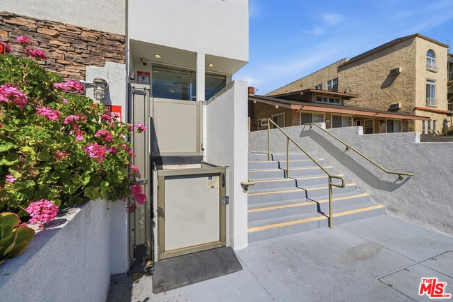 Photo - 4733 Elmwood Ave Unit 304