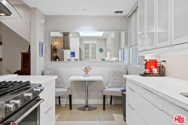 Photo - 9303 Burton Wy Unit A