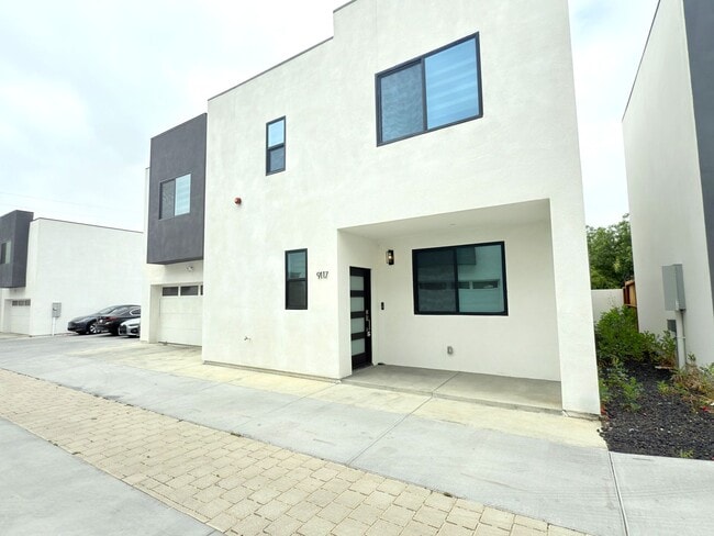 Chic Modern Living in Panorama City – 4 Be... - Chic Modern Living in Panorama City – 4 Be... House