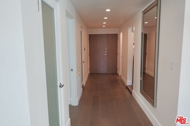 Photo - 723 Westmount Dr Unit 206