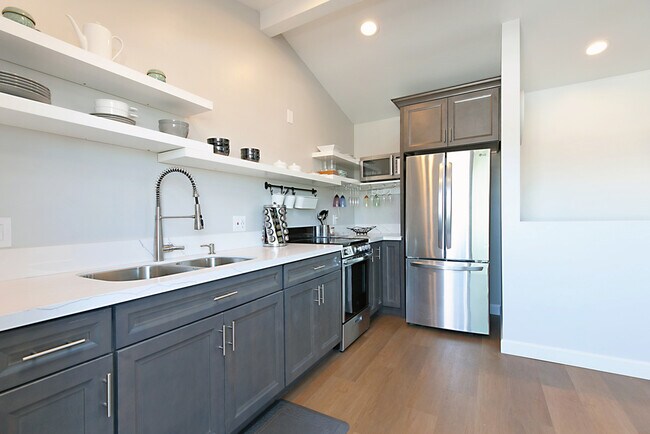 Photo - 1833 Hermes St