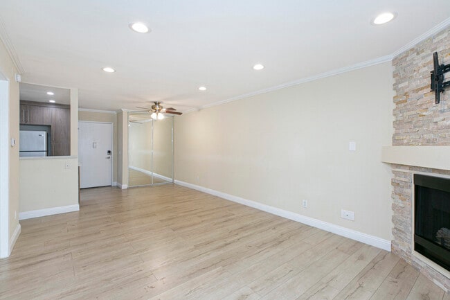 Living room - 5525 Canoga Ave Unit 113