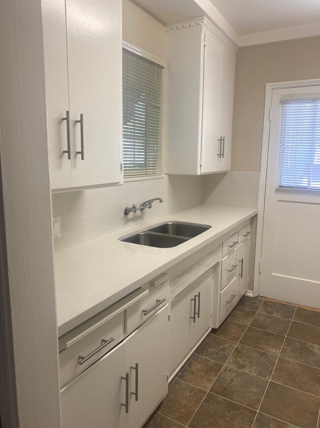 Photo - 150 N Pass Ave