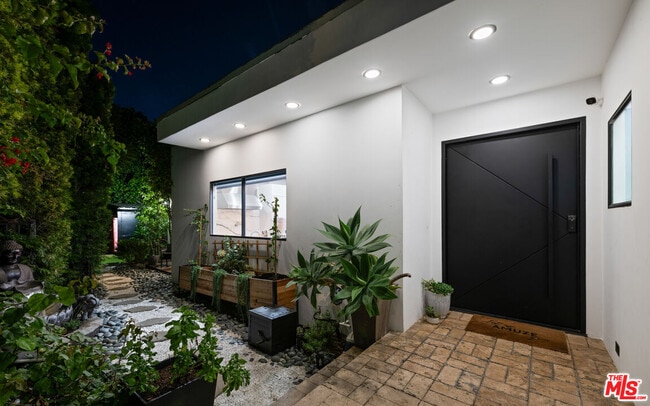 Photo - 2001 Sunset Plaza Dr